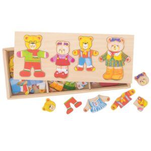 Famiglia di orsi in legno con vestito