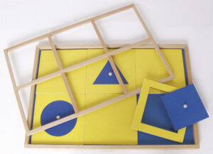 Telaio per incastri – Cassetto di presentazione delle figure geometriche blu e giallo
