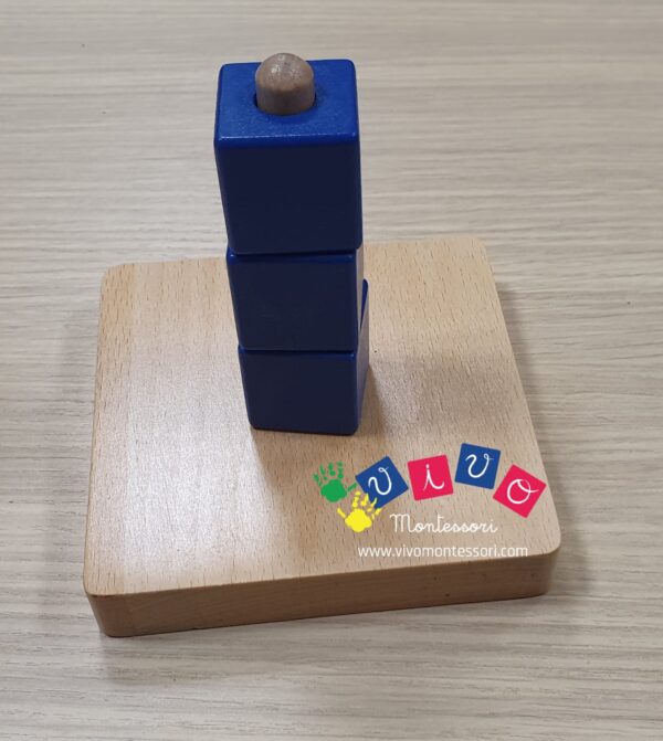 3 Cubi da infilare su un piolo verticale in legno