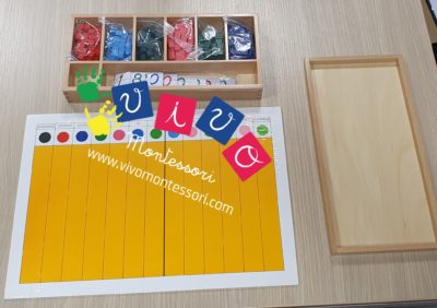 Tavola gialla dei numeri decimali con scatola per esercizi