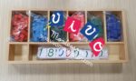 Tavola gialla dei numeri decimali con scatola per esercizi