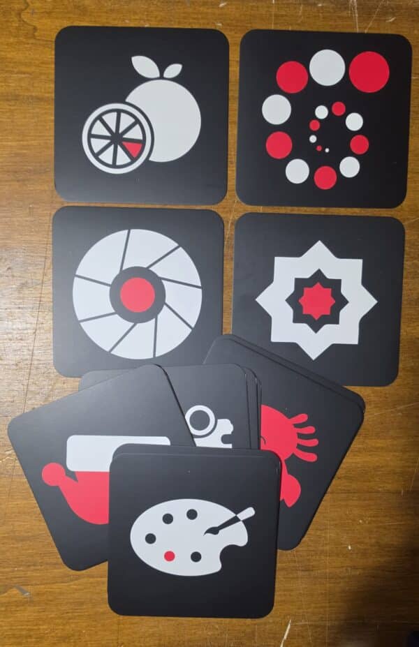 card bianco e nero con parti rosse2